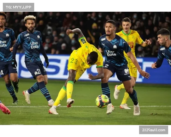 特写镜头:洛里昂前锋一次精彩的背身接球转身,瞬间完成纵向突破